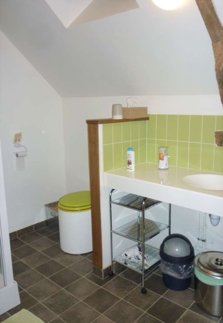 Bathroom with shower and dry toilets (second floor)